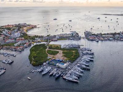Yacht Club at Isle del Sol, marina in Simpson Bay, Sint Maarten — photo 2