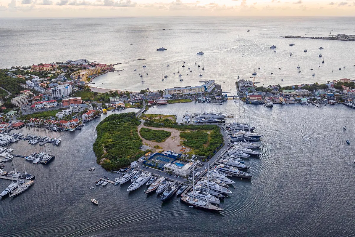 Yacht Club at Isle del Sol, marina in Simpson Bay, Sint Maarten — photo 2