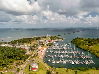 Shelter Bay Marina in Cristóbal, Panama — photo 2