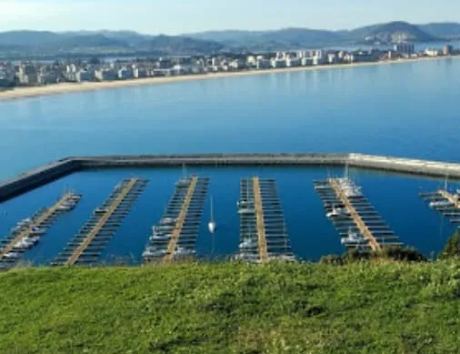 Puerto deportivo de Laredo, marina in Laredo, Spain — photo 4