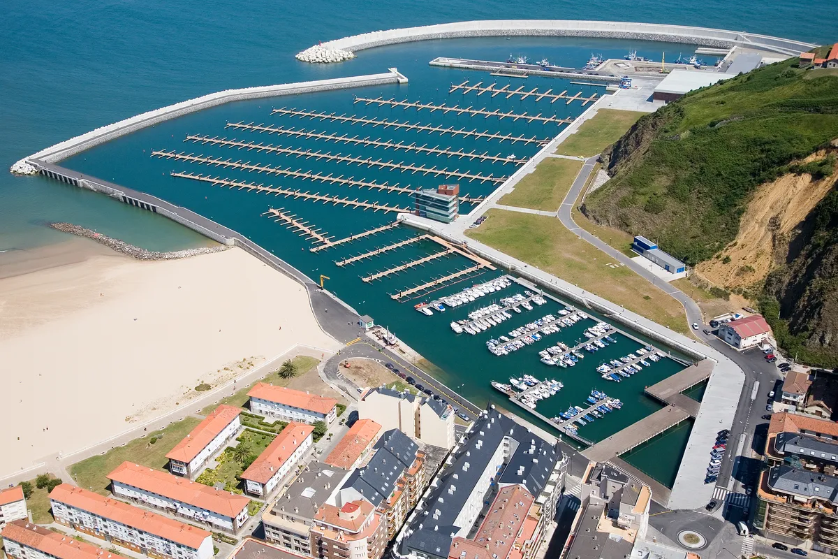 Puerto deportivo de Laredo, marina in Laredo, Spain — photo 7