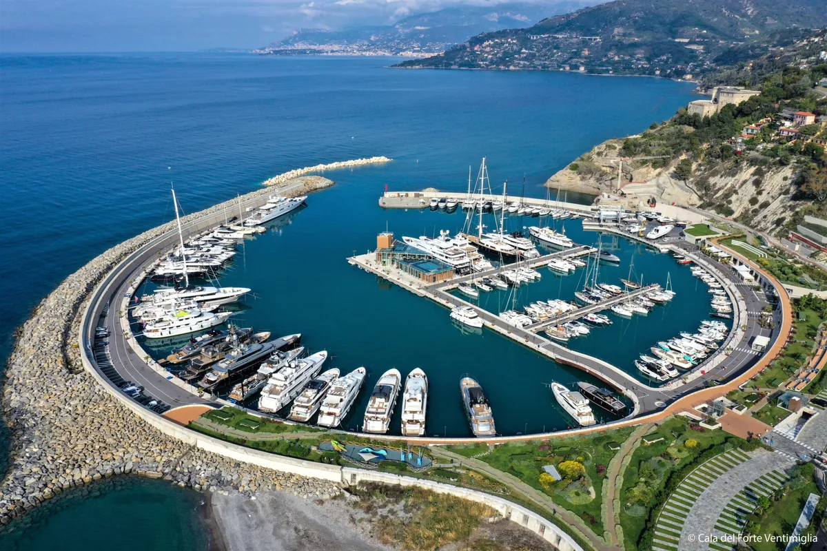 Cala del Forte, marina in Ventimiglia, Italy — photo 3