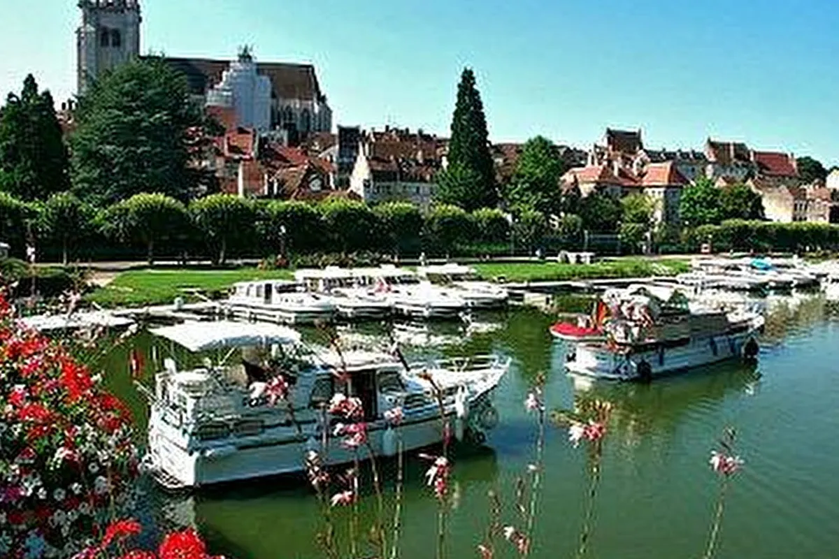 Port de Dole, marina in Dole, France — photo 2