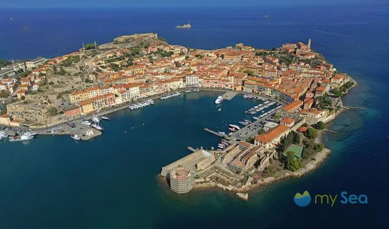 Darsena Medicea, marina in Portoferraio, Italy — photo 3