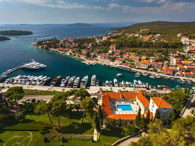 Maslinica Harbour, marina in Maslinica, Croatia — photo 5