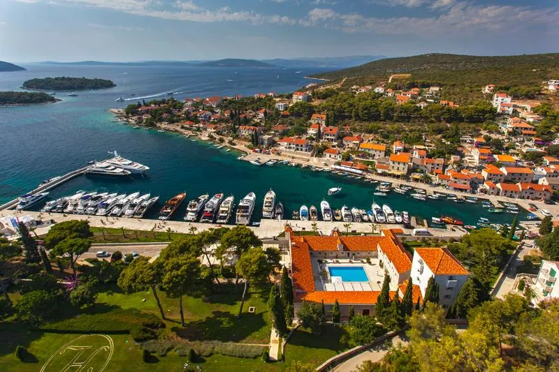 Maslinica Harbour, marina in Maslinica, Croatia — photo 5