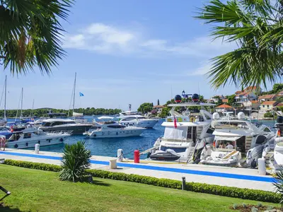 Maslinica Harbour, marina in Maslinica, Croatia — photo 2