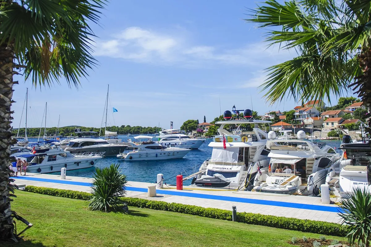 Maslinica Harbour, marina in Maslinica, Croatia — photo 2
