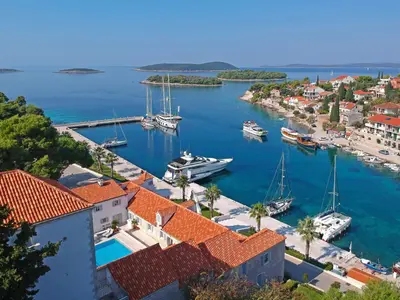 Maslinica Harbour, marina in Maslinica, Croatia — photo 3