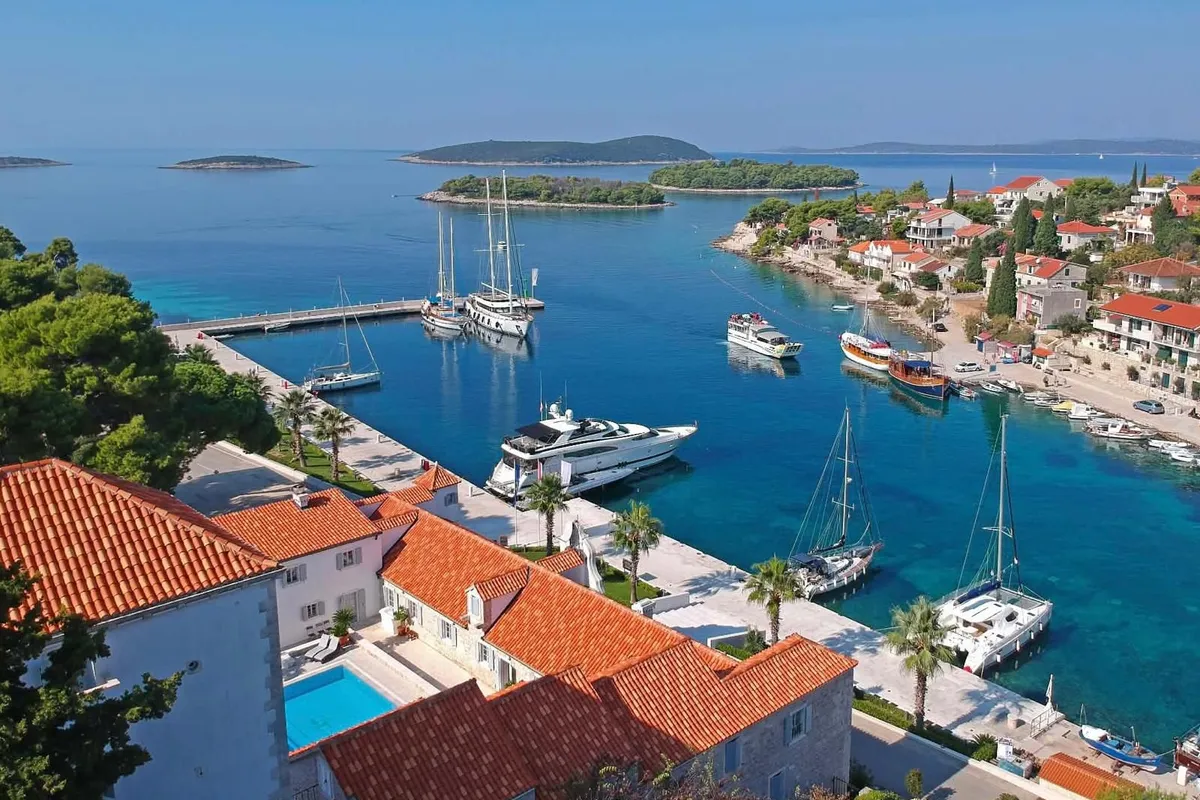 Maslinica Harbour, marina in Maslinica, Croatia — photo 3