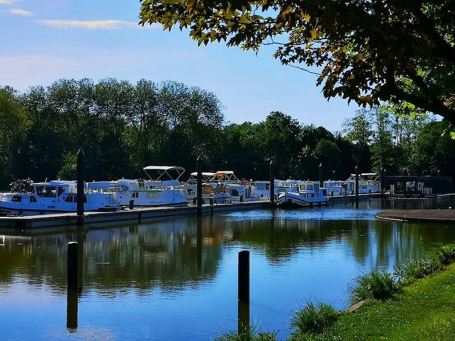 Port de Dompierre-Sur-Besbre, marina in Dompierre-sur-Besbre, France