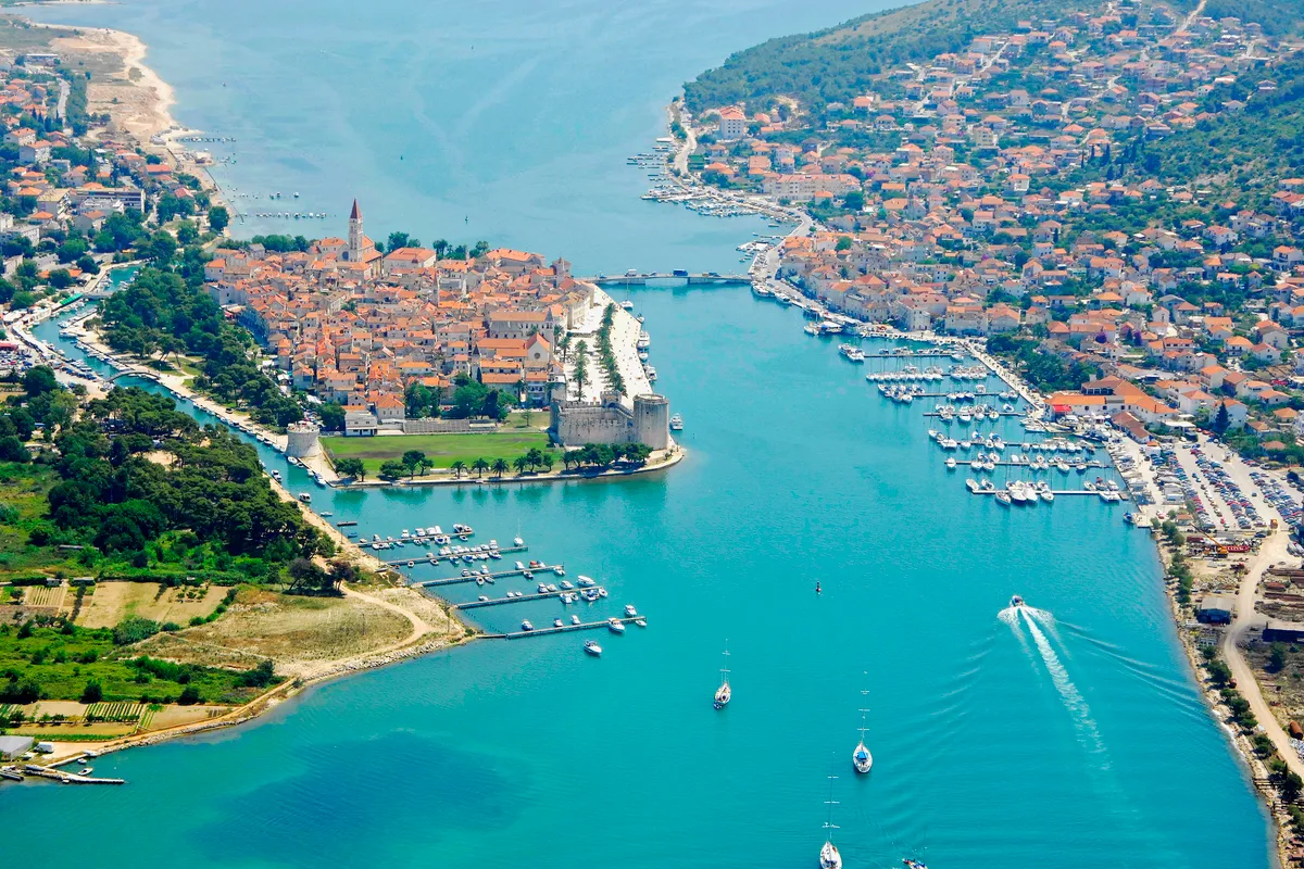 Trogir, Divulje Port, marina in Grad Kaštela, Croatia