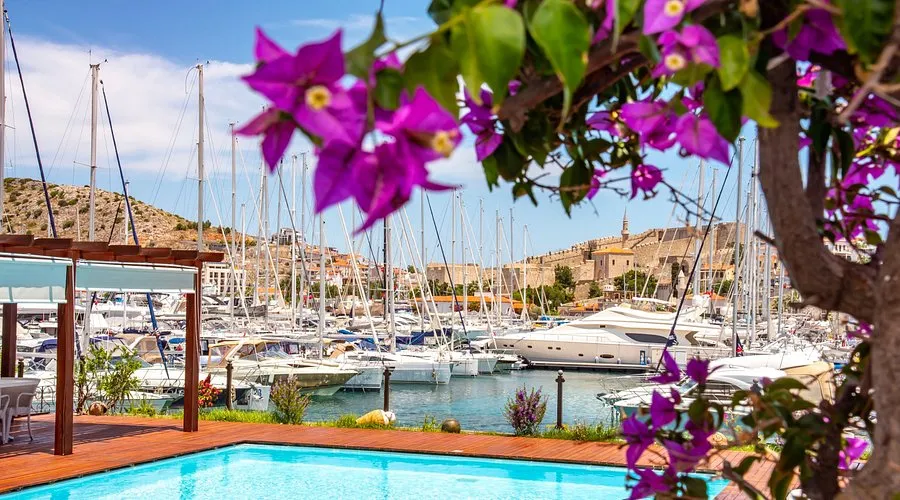 Cesme Marina in Çeşme, Turkey — photo 2