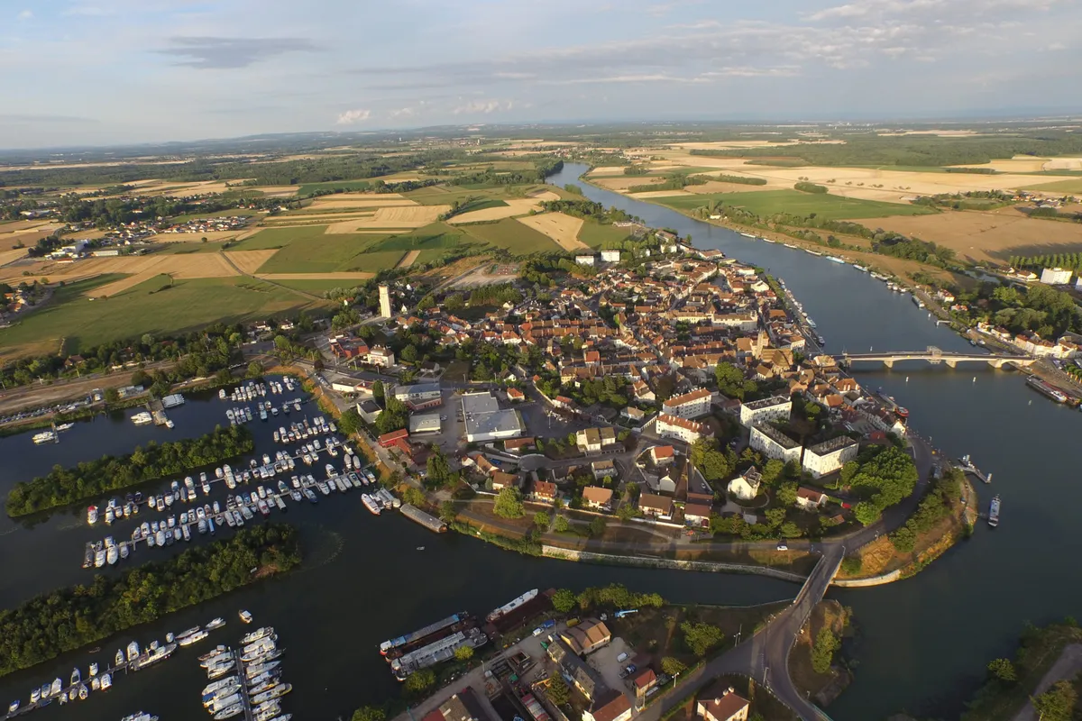 Saint-Jean-de-Losne Marina in Saint-Usage, France — photo 2
