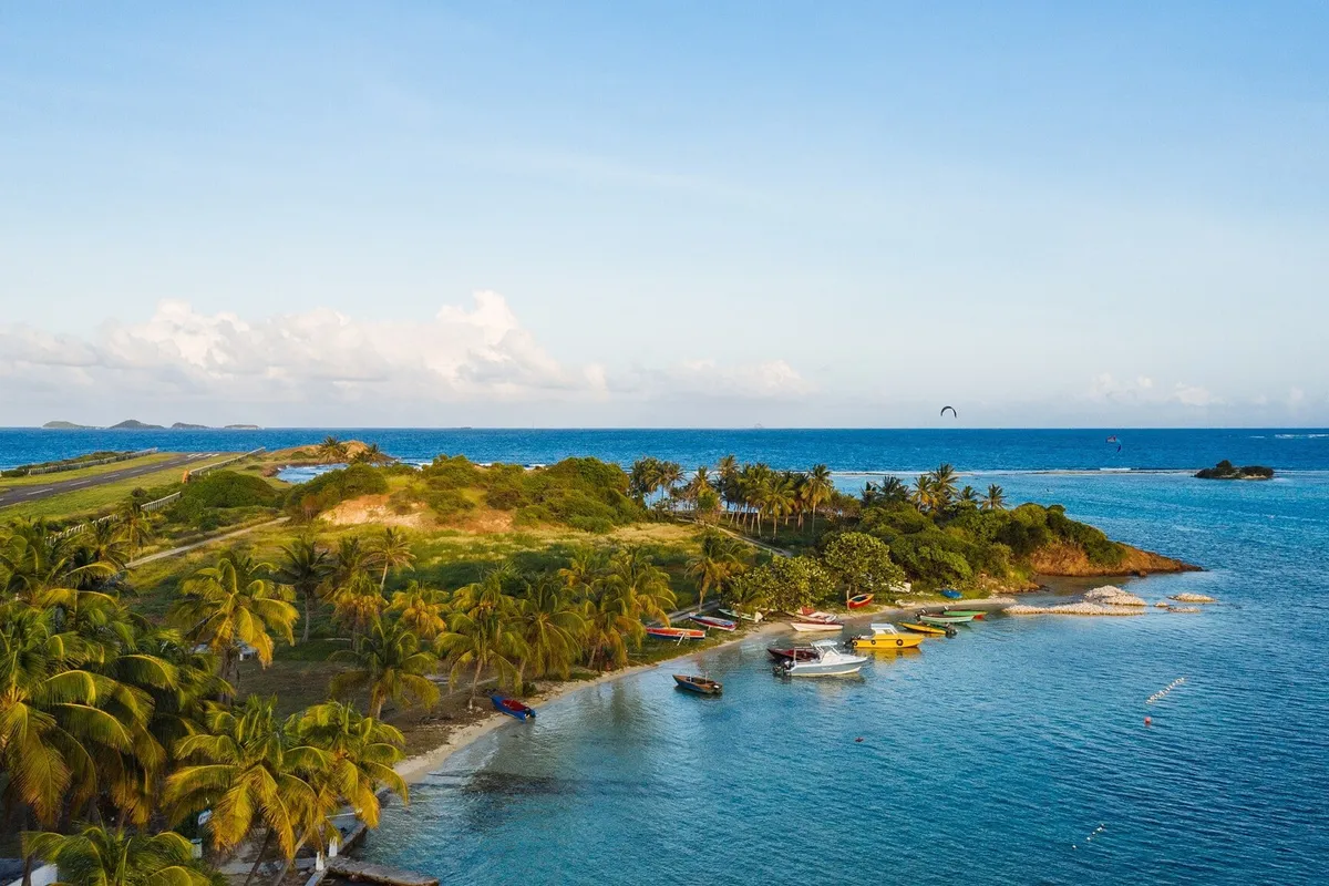 Clifton harbour, marina in Clifton, Saint Vincent and the Grenadines — photo 6