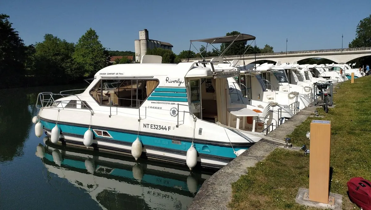 Sireuil Marina in Sireuil, France — photo 7