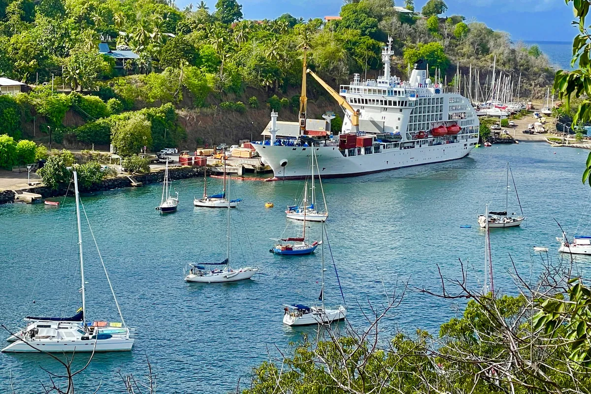 Atuona Port, marina in Hiva Oa, France — photo 6