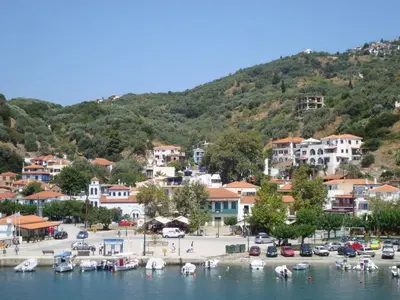 Loutraki Harbour, marina in Loutraki, Greece — photo 2