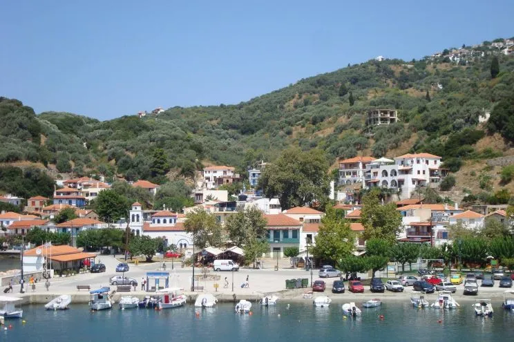 Loutraki Harbour, marina in Loutraki, Greece — photo 2