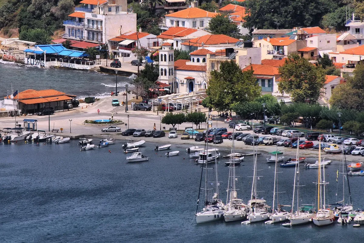 Loutraki Harbour, marina in Loutraki, Greece — photo 4
