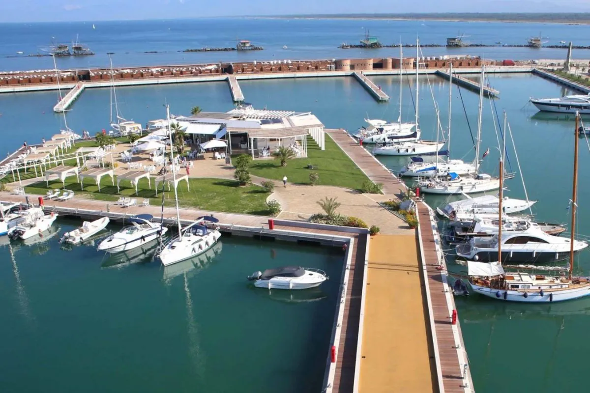 Porto di Pisa, marina in Pisa, Italy — photo 6