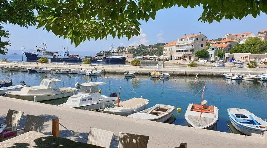 Port Sumartin, marina in Općina Selca, Croatia