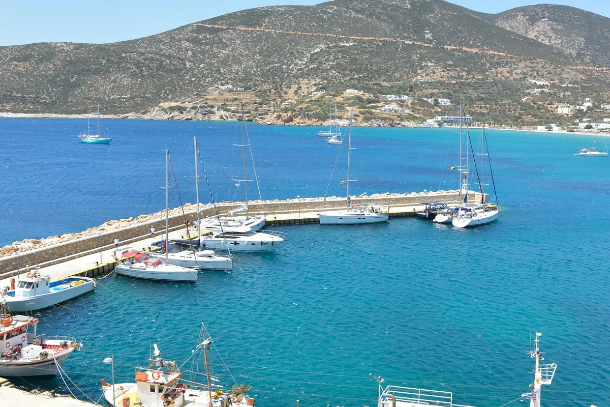 Marina Gialos Beach in Φάρος, Greece — photo 2