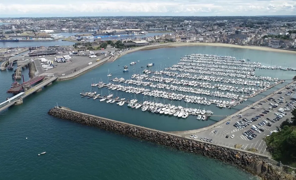 Port des Sablons, marina in Saint-Malo, France — photo 3