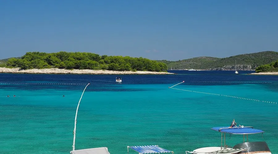 Mlini Bay, stop in Hvar town