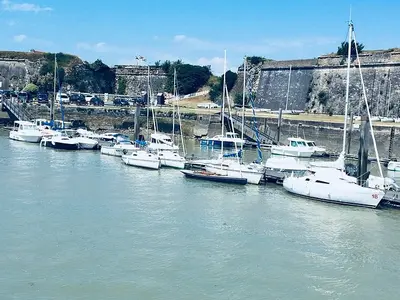 Port du Château, stop — photo 2