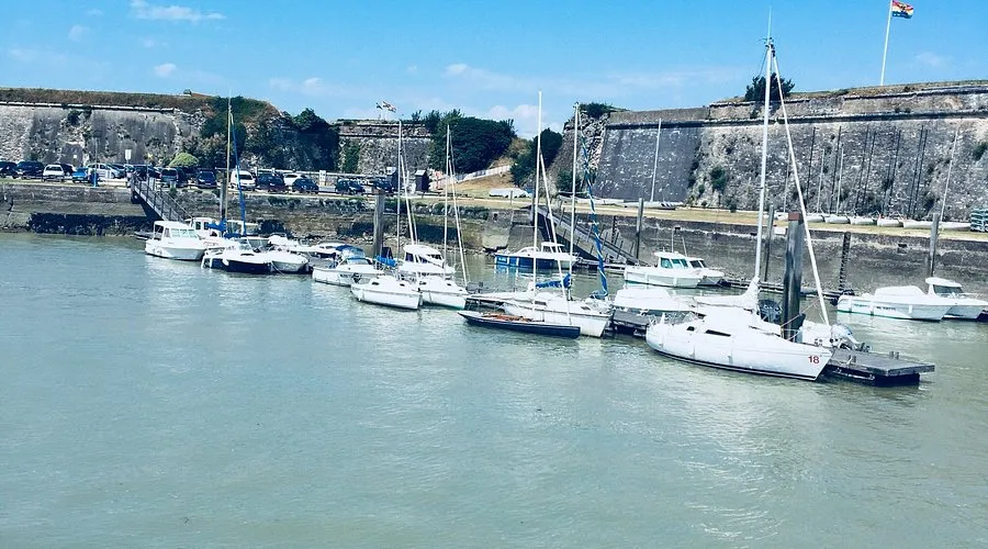 Port du Château, stop — photo 2