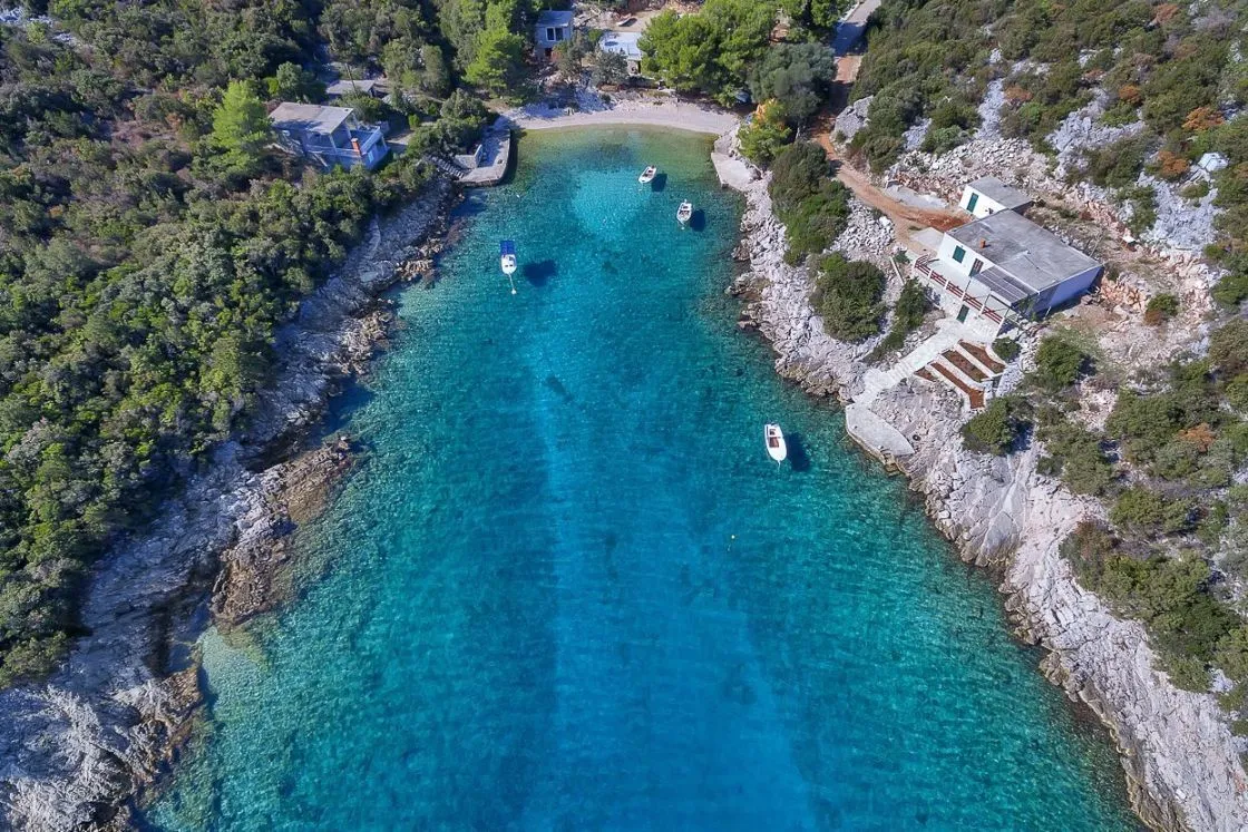 Uvala Zavraće, stop in Općina Milna