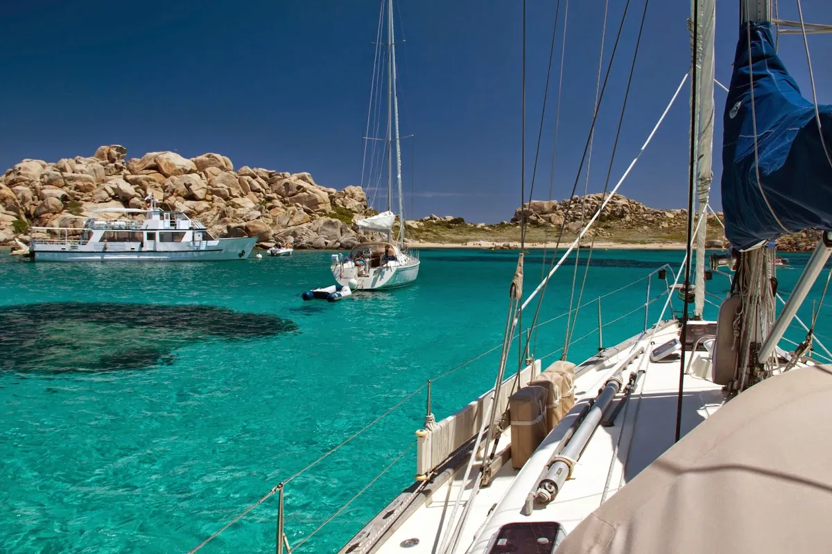Cala Lazarina, stop