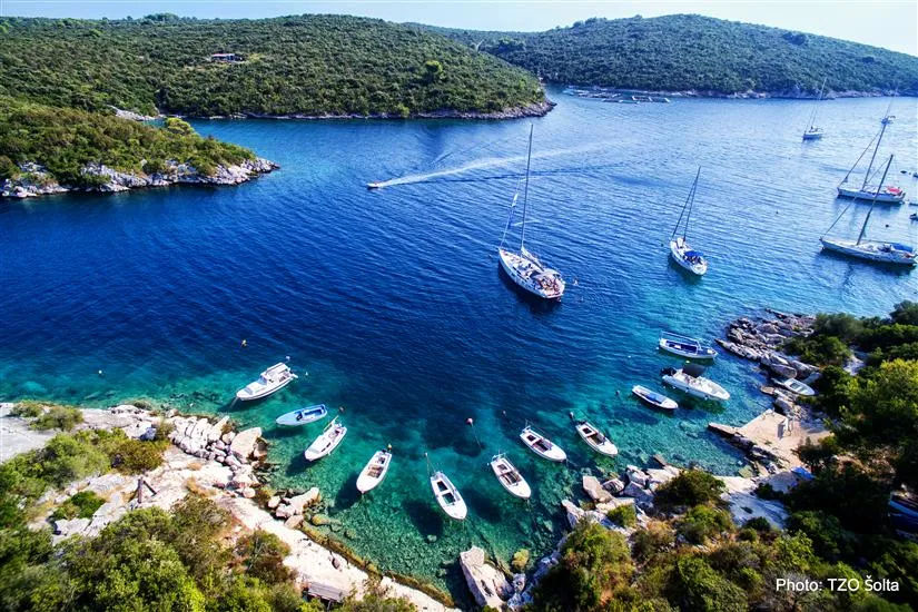 Uvala Šešula, anchorage in Maslinica, Croatia — photo 2