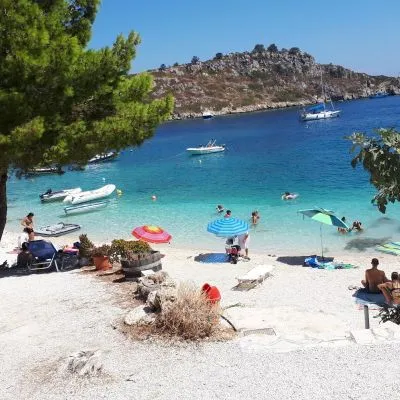 Madrakia Beach, stop