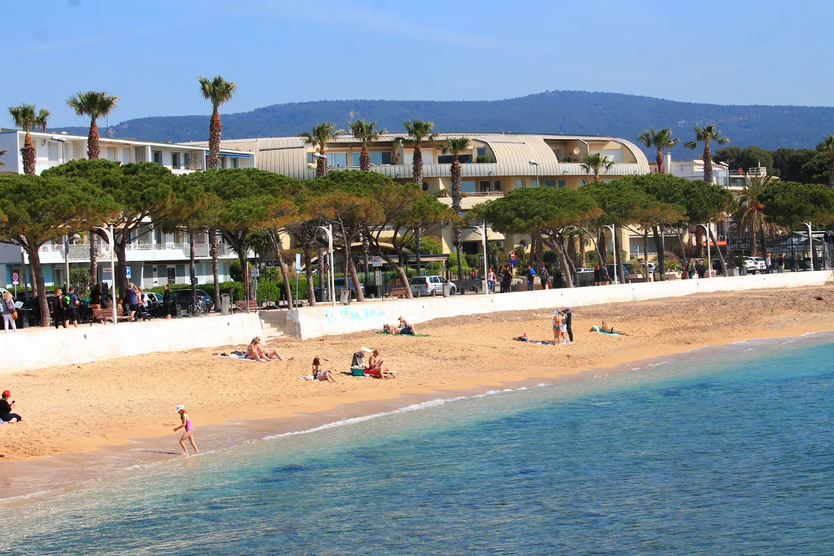 Plage Cyrnos, stop in France