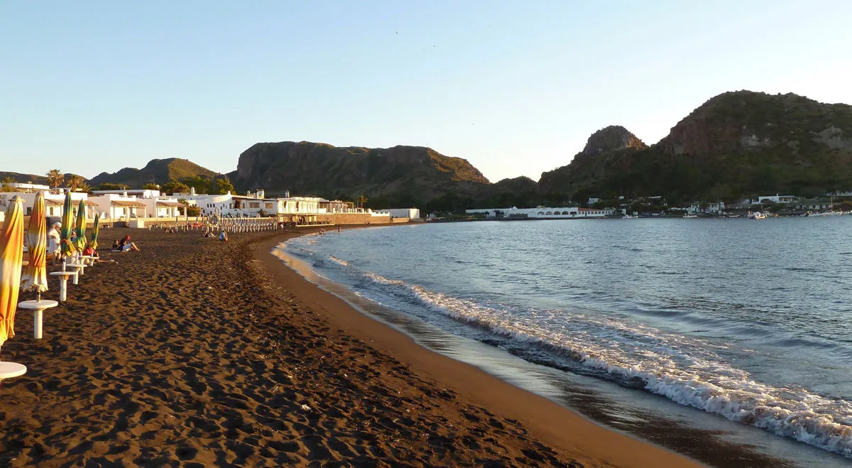 Spiaggia delle Sabbie nere, stop in Lipari — photo 6