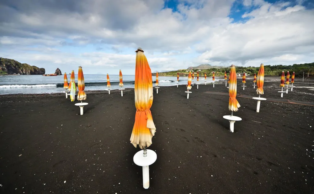Spiaggia delle Sabbie nere, stop in Lipari — photo 4
