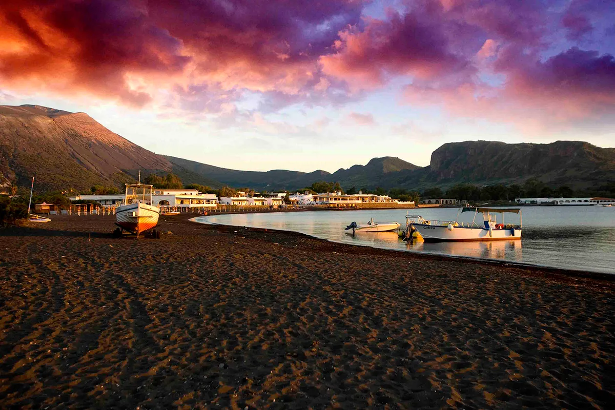 Spiaggia delle Sabbie nere, stop in Lipari