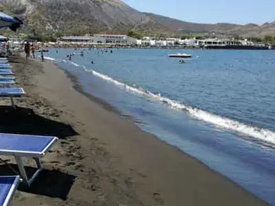 Spiaggia delle Sabbie nere, stop in Lipari — photo 3