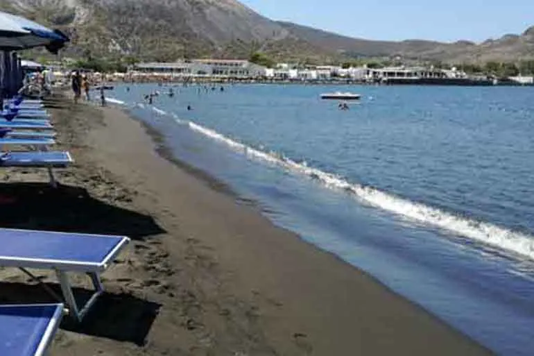 Spiaggia delle Sabbie nere, stop in Lipari — photo 3