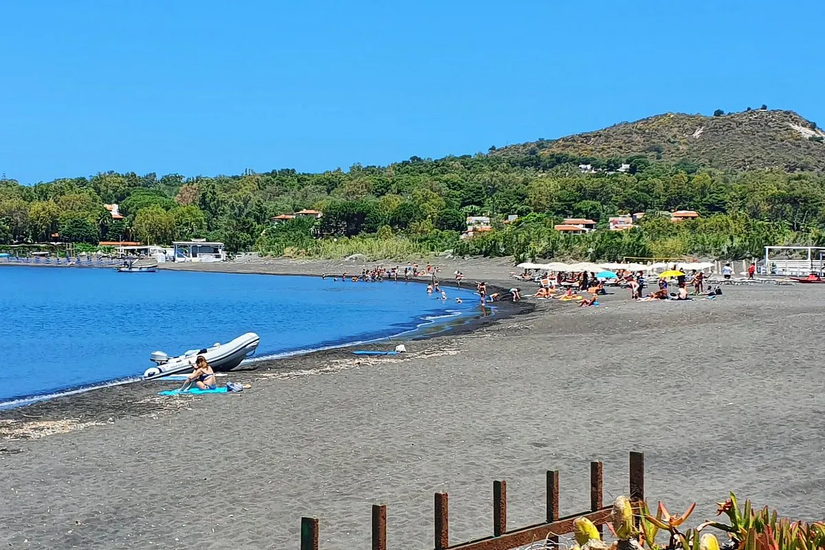 Spiaggia delle Sabbie nere, stop in Lipari — photo 5