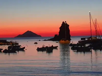 Spiaggia delle Sabbie nere, stop in Lipari — photo 2