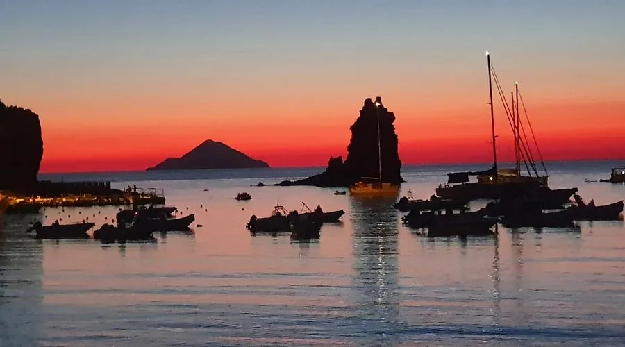 Spiaggia delle Sabbie nere, stop in Lipari — photo 2