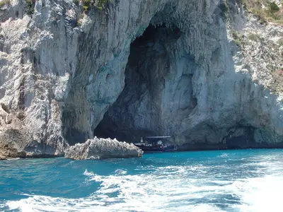 Grotta Bianca, stop in Ponza, Italy — photo 4