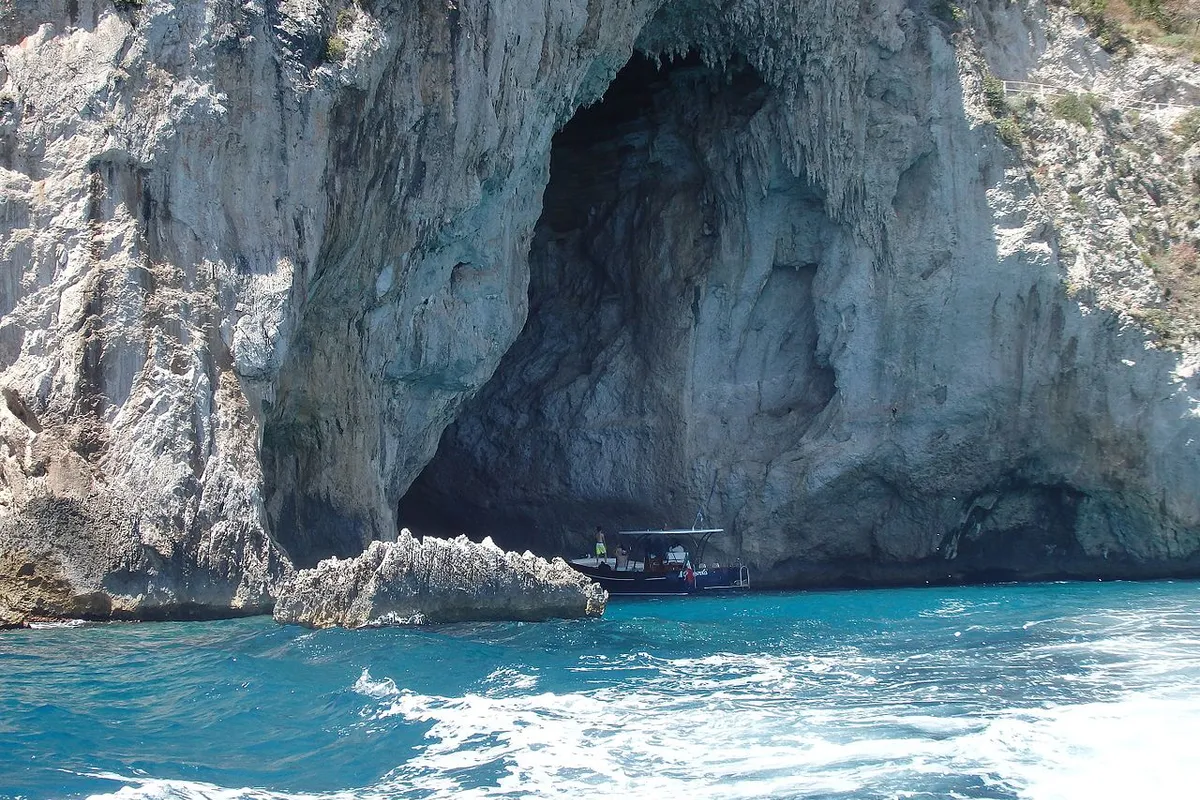 Grotta Bianca, stop in Ponza, Italy — photo 4