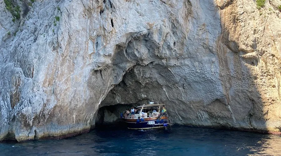 Grotta Bianca, stop in Ponza, Italy — photo 8