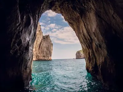 Grotta Bianca, stop in Ponza, Italy — photo 3