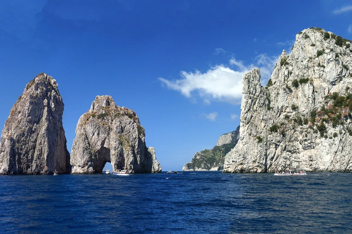 Faraglione di Matermania Anchorage in Capri, Italy — photo 6