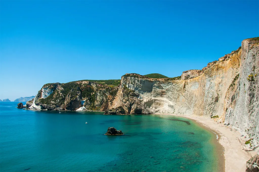 Spiaggia Schiavone, stop in Ponza, Italy — photo 4